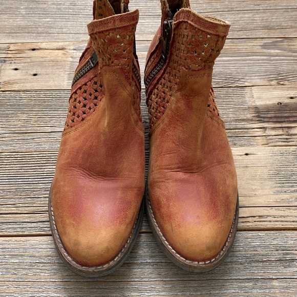 Circle G Coral Red Cutout Shortie Boots. Size 9. - Picture 4 of 9